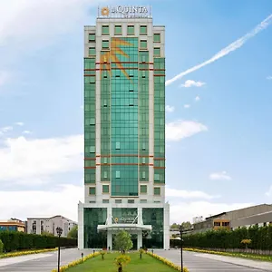 La Quinta By Wyndham Gunesli מלון